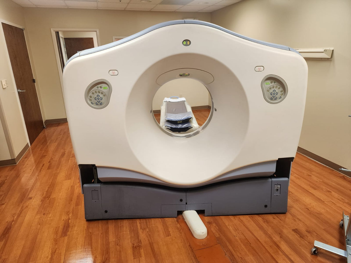 GE LightSpeed 16 Slice CT Scanner