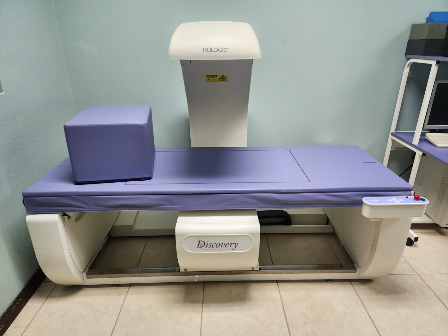 HOLOGIC Discovery QDR Series Bone Densitometer